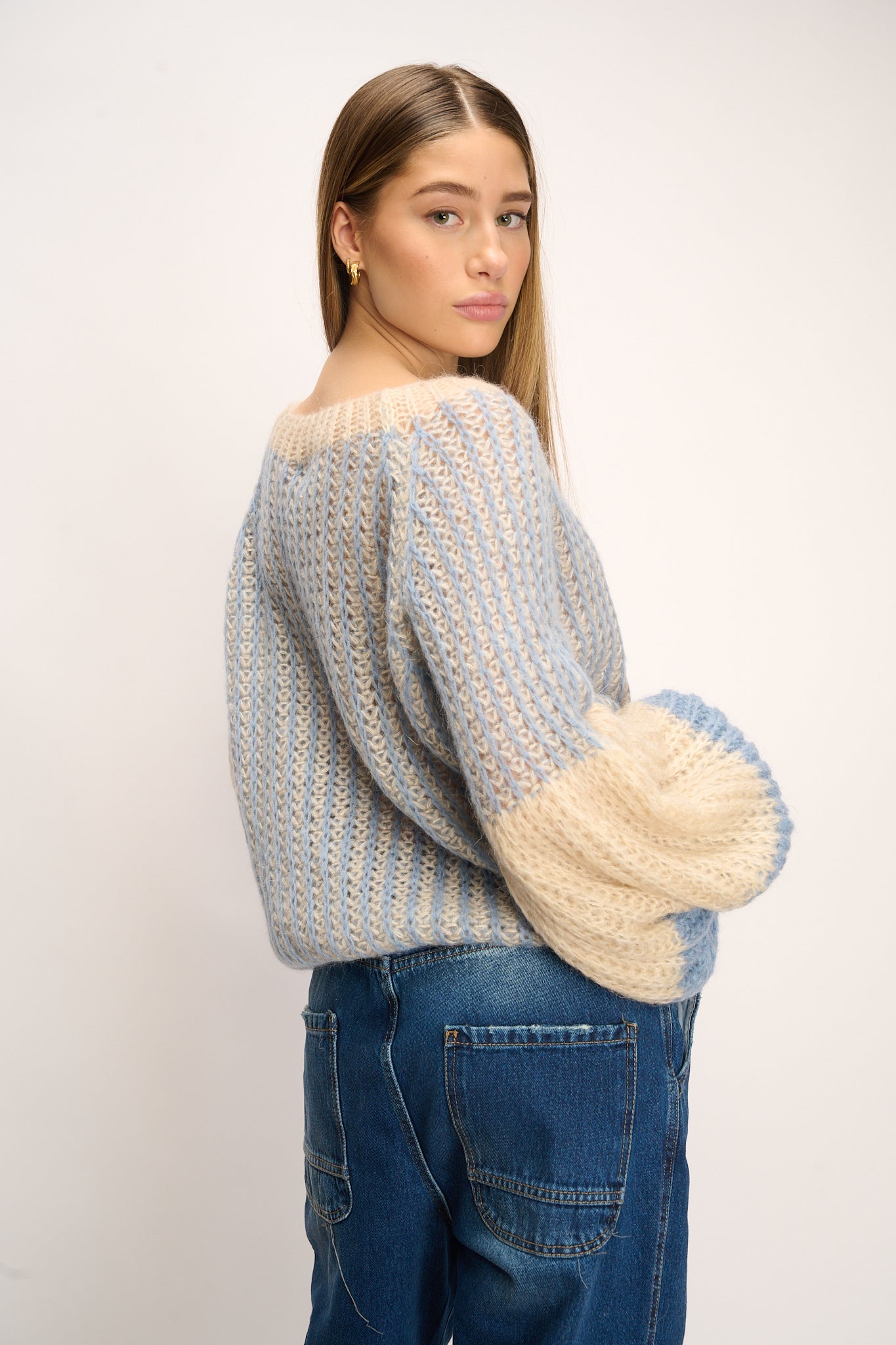 Noellas Liana Knit Sweater Dusty Blue Cream. Køb Striktrøjer hos www.noellafashion.dk