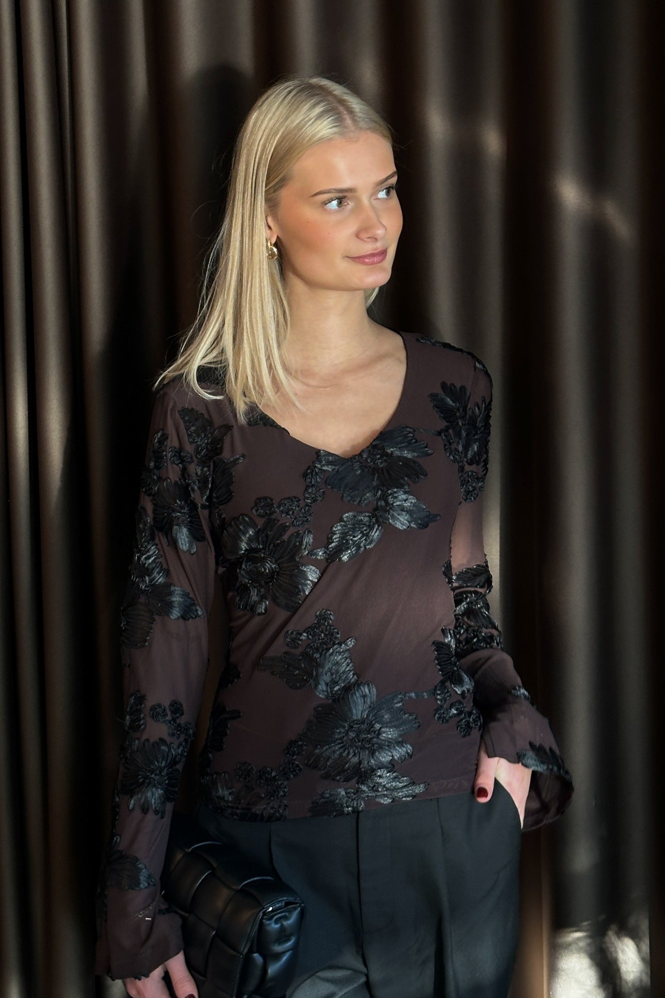 Noellas Lucille Top Chocolate Black. Køb T-shirts / Toppe hos www.noellafashion.dk