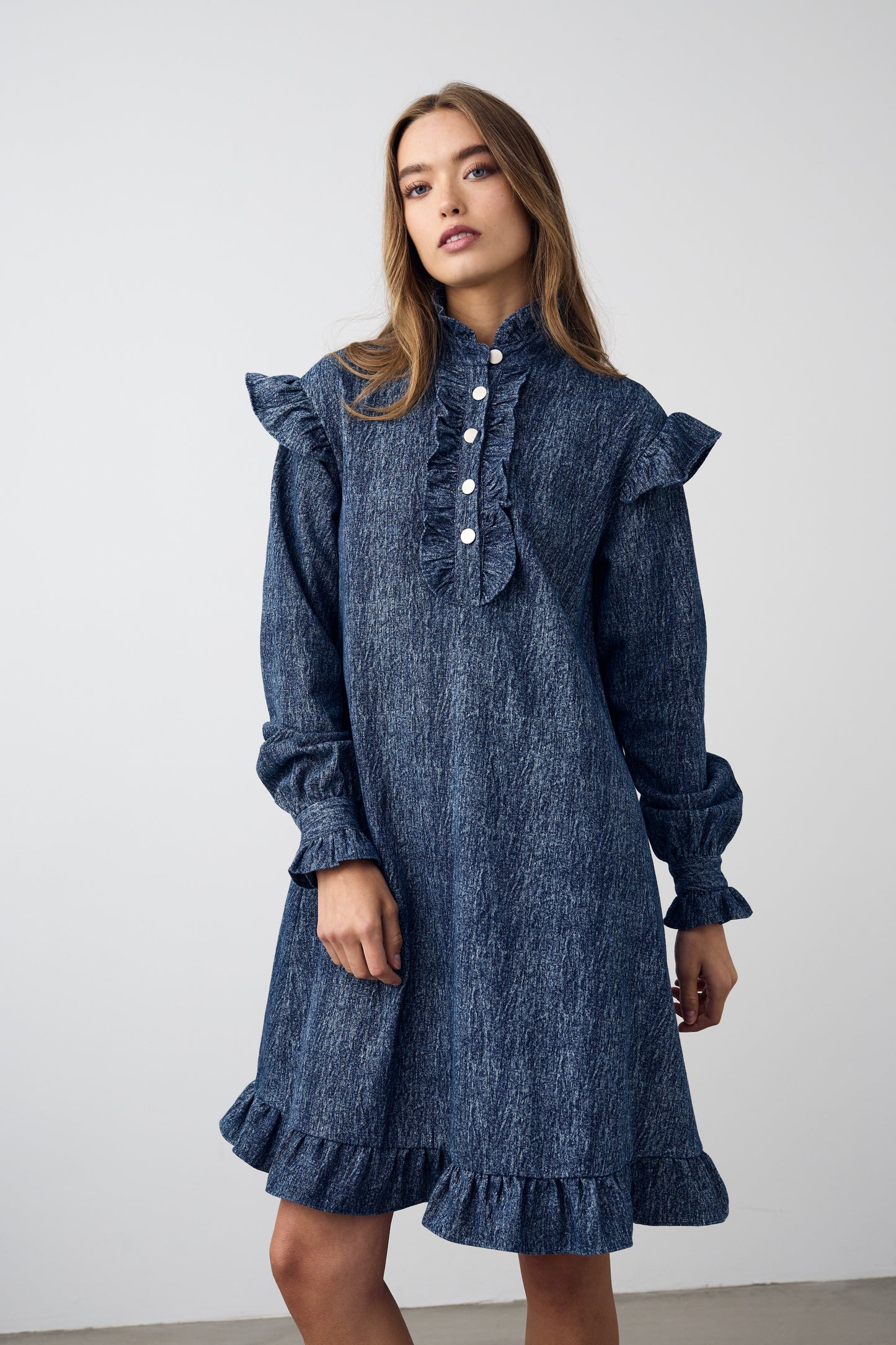 Noellas Reno Ruby Ruffle Dress Blue Snow Wash. Køb Kjoler hos www.noellafashion.dk