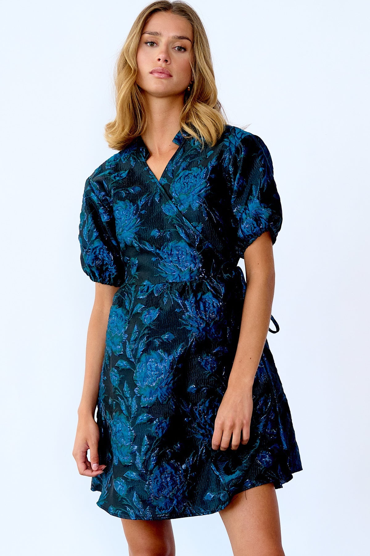 Noellas Kai Aya Wrap Dress Ocean Blue Mix. Køb Kjoler hos www.noellafashion.dk