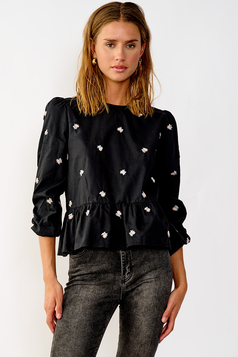 Noellas Rosalie Blouse Black Embroidery. Køb Bluser hos www.noellafashion.dk