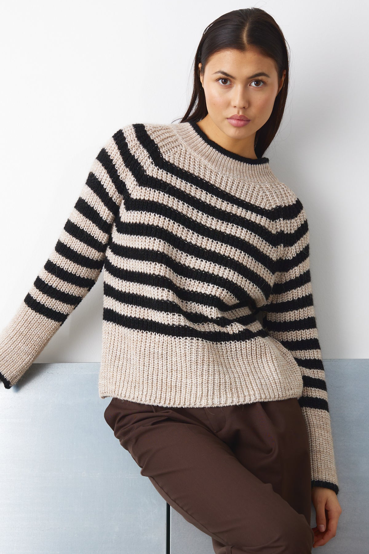 Noellas Juliette Knit Black/Sugar Stripe. Køb Striktrøjer hos www.noellafashion.dk