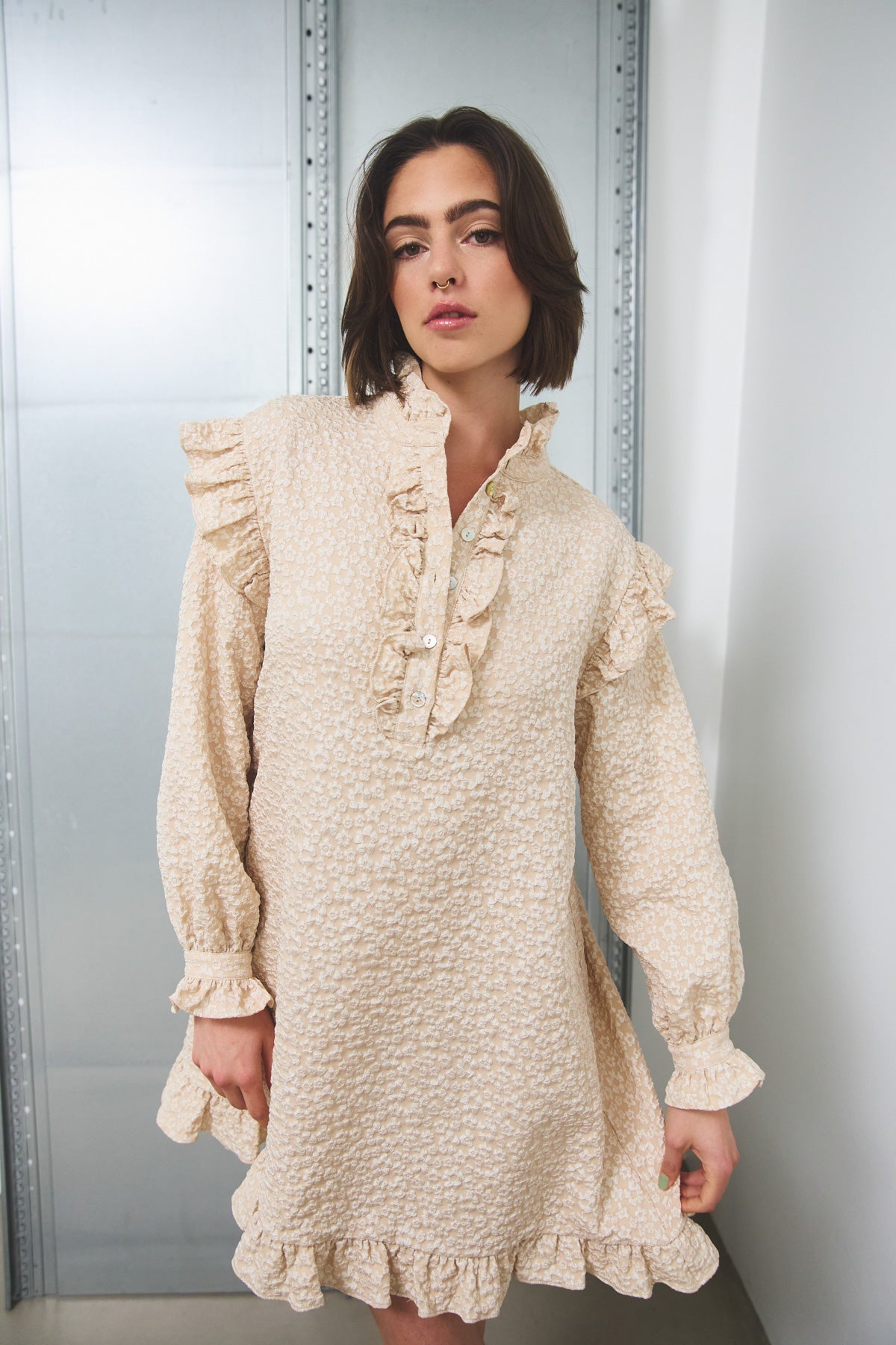 Noellas Reno Ruby Ruffle Dress Oyster. Køb Kjoler hos www.noellafashion.dk