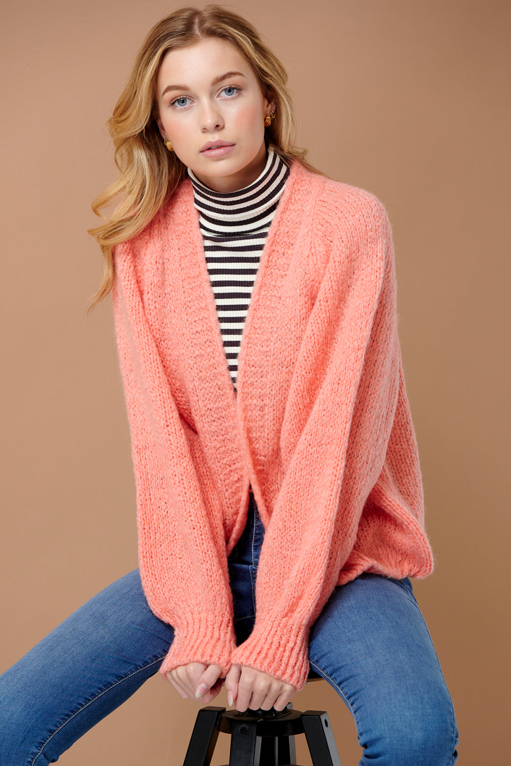 Noellas Fora Knit Cardigan Peach. Køb Cardigans hos www.noellafashion.dk