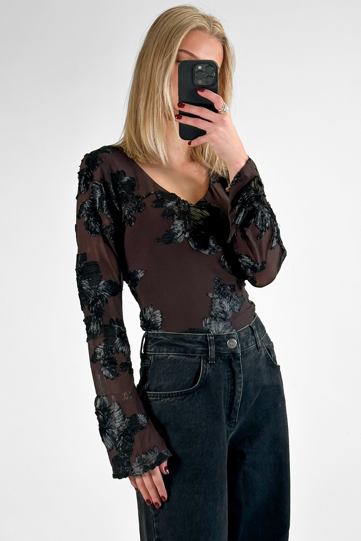Noellas Lucille Top Chocolate Black. Køb T-shirts / Toppe hos www.noellafashion.dk