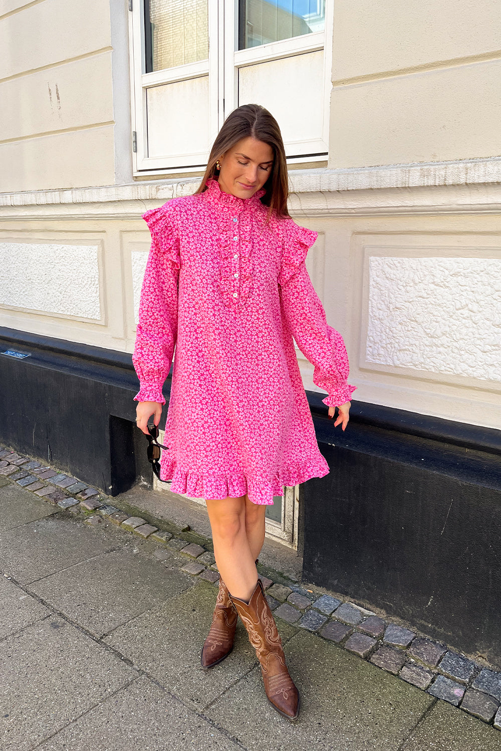 Noellas Reno Ruby Ruffle Dress Bright Pink. Køb Kjoler hos www.noellafashion.dk