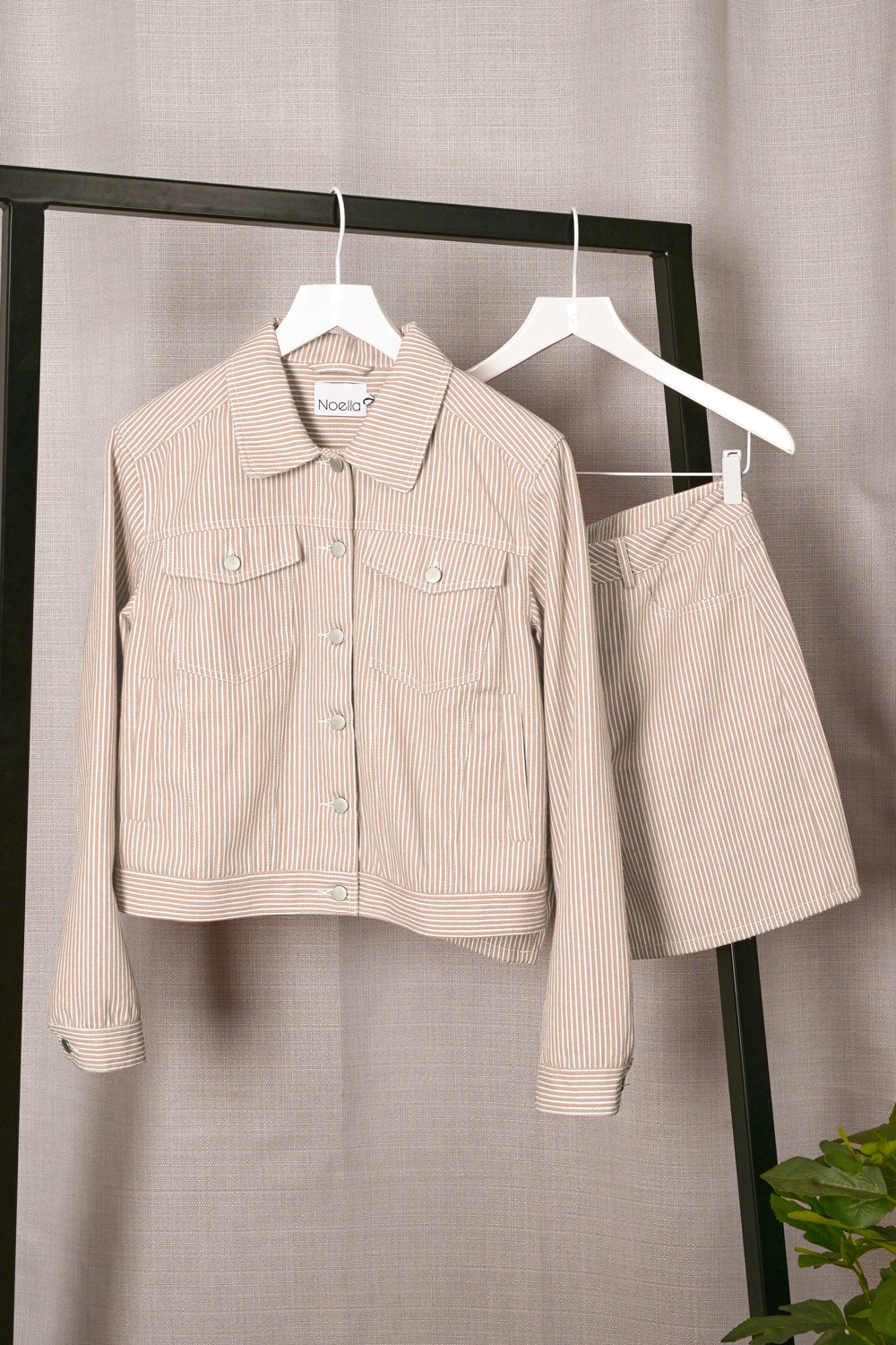 Noellas Spencer Shorts Beige/White.