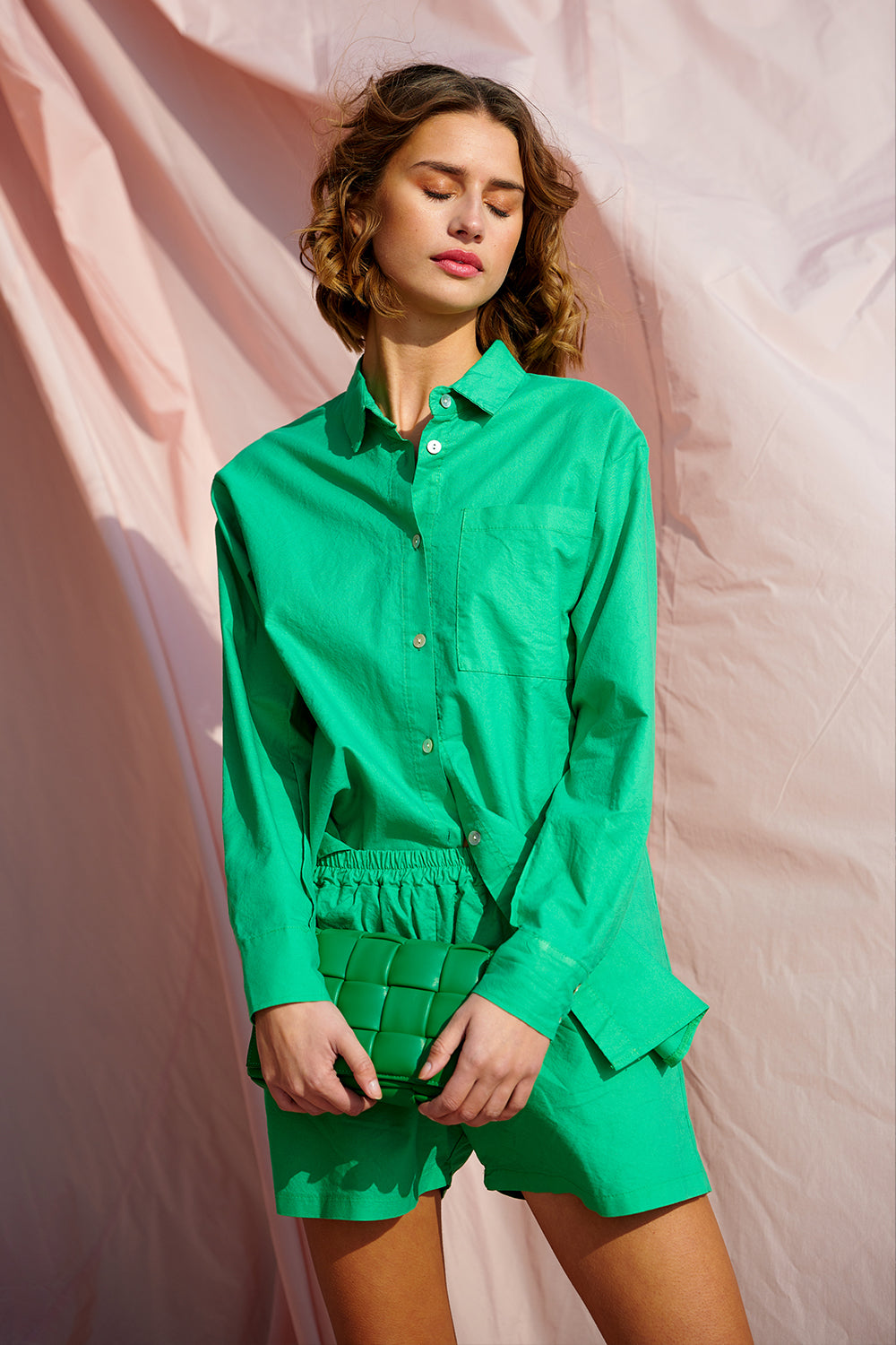 Noellas Mavis Oversize Shirt Grass Green. Køb Skjorter hos www.noellafashion.dk