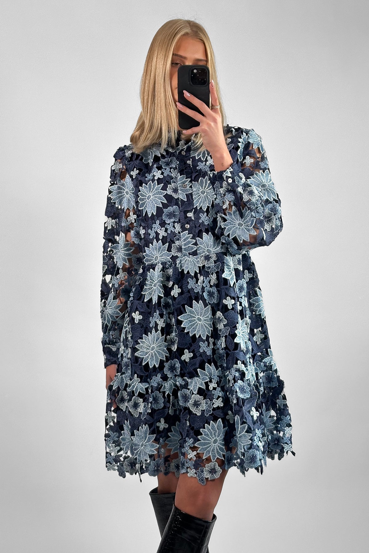 Noellas Star LS Dress Dark Blue Mix. Køb Kjoler hos www.noellafashion.dk