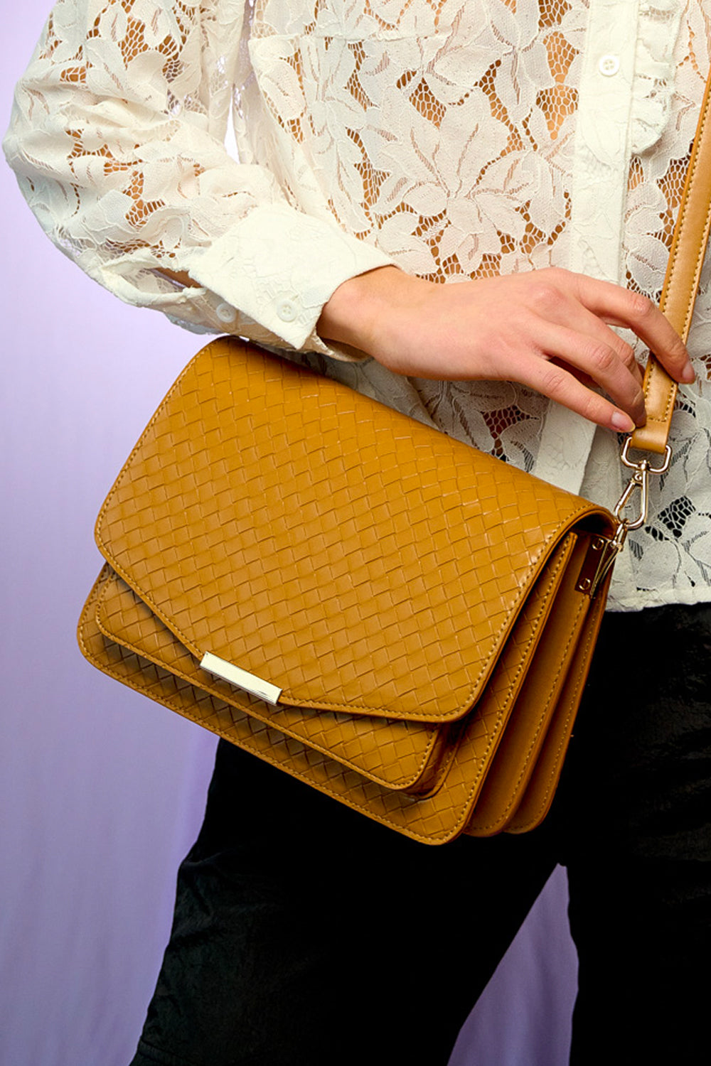 Noellas Blanca Braided Bag Camel. Køb Tasker hos www.noellafashion.dk