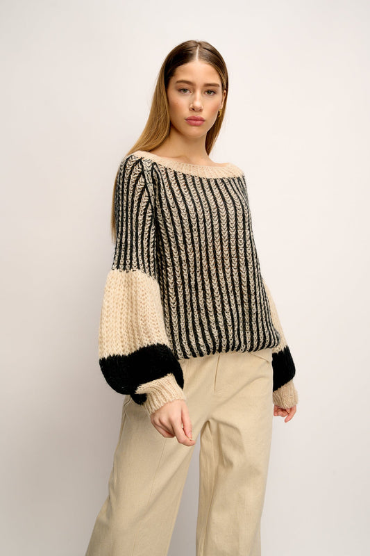 Noellas Liana Knit Sweater Cream/black. Køb Striktrøjer hos www.noellafashion.dk