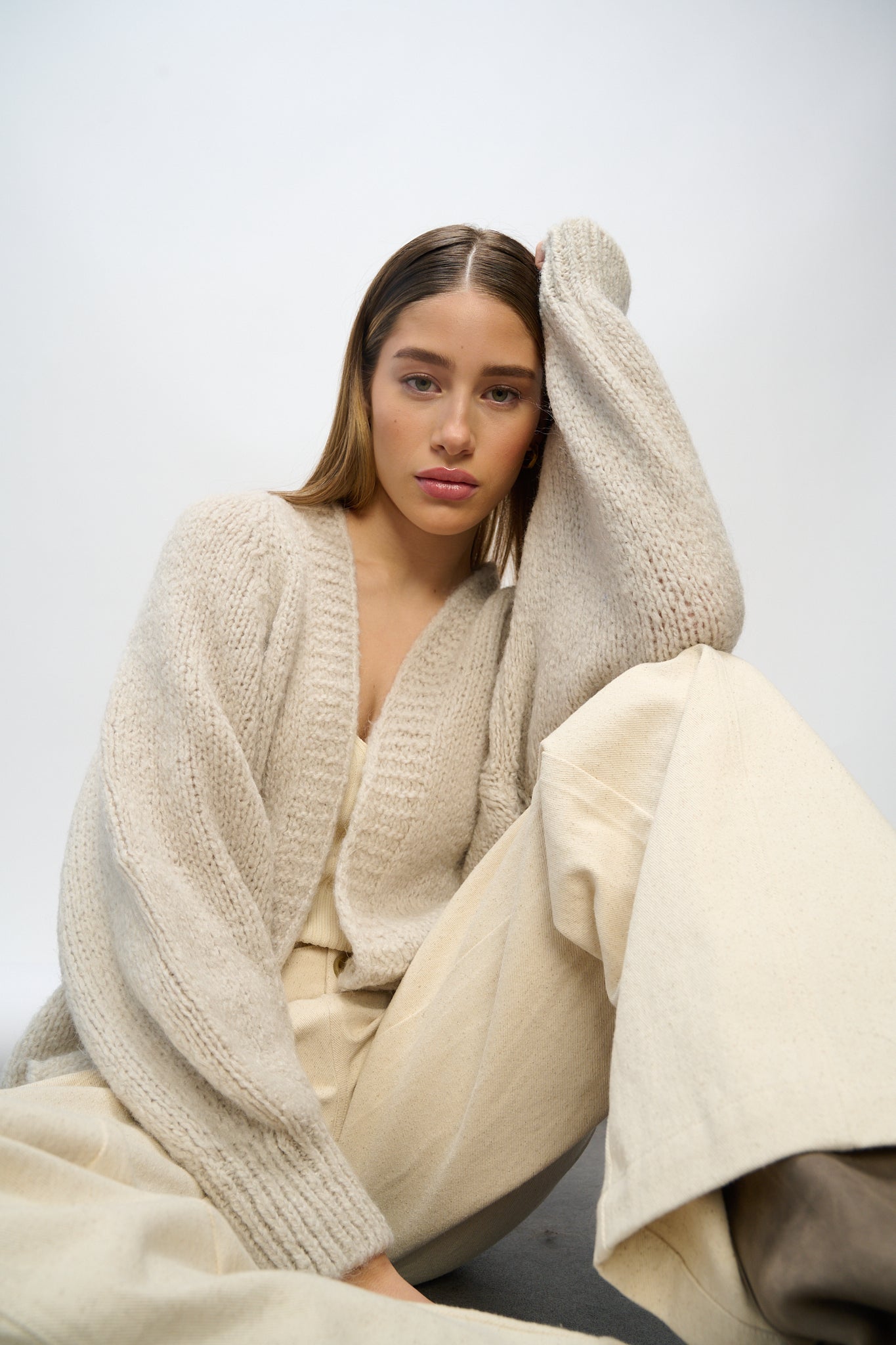 Noellas Fora Knit Cardigan Sand. Køb Cardigans hos www.noellafashion.dk