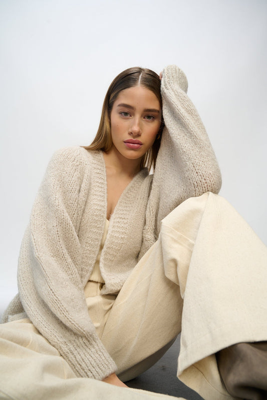 Noellas Fora Knit Cardigan Sand. Køb Cardigans hos www.noellafashion.dk