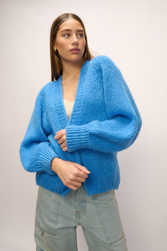 Noellas Fora Knit Cardigan Blue. Køb Cardigans hos www.noellafashion.dk