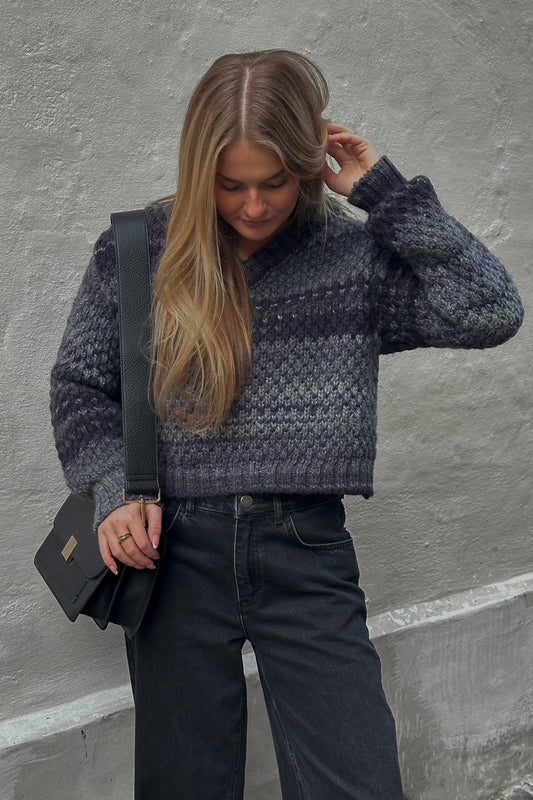 Noellas Gio Knit V-neck Black Mix. Køb Striktrøjer hos www.noellafashion.dk