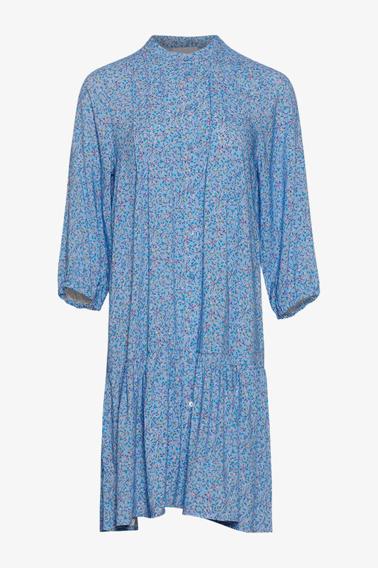 Noellas Imogene Dress Blue Flower. Køb Kjoler hos www.noellafashion.dk