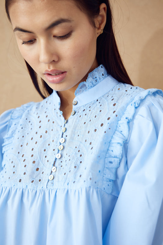 Noellas Jaelynn Blouse Light Blue. Køb Bluser hos www.noellafashion.dk