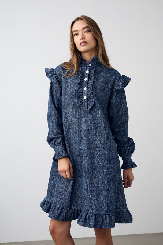 Noellas Reno Ruby Ruffle Dress Blue Snow Wash. Køb Kjoler hos www.noellafashion.dk