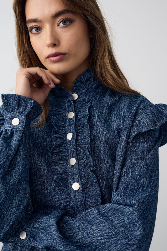 Noellas Reno Ruby Ruffle Blouse Blue Snow Wash. Køb Skjorter hos www.noellafashion.dk