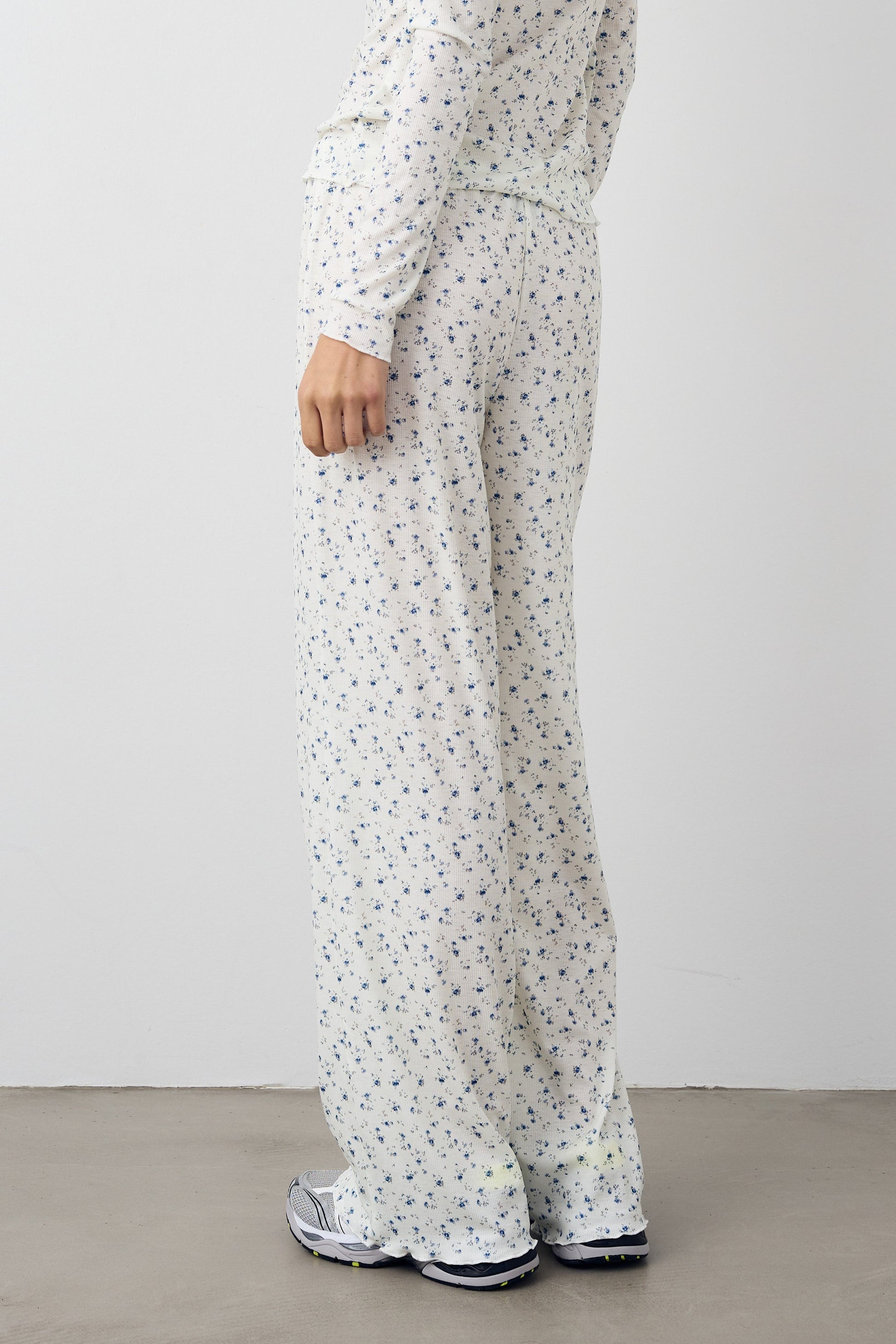 Noellas Kyrena Pants Blue White Flower Print. Køb bukser hos www.noellafashion.dk