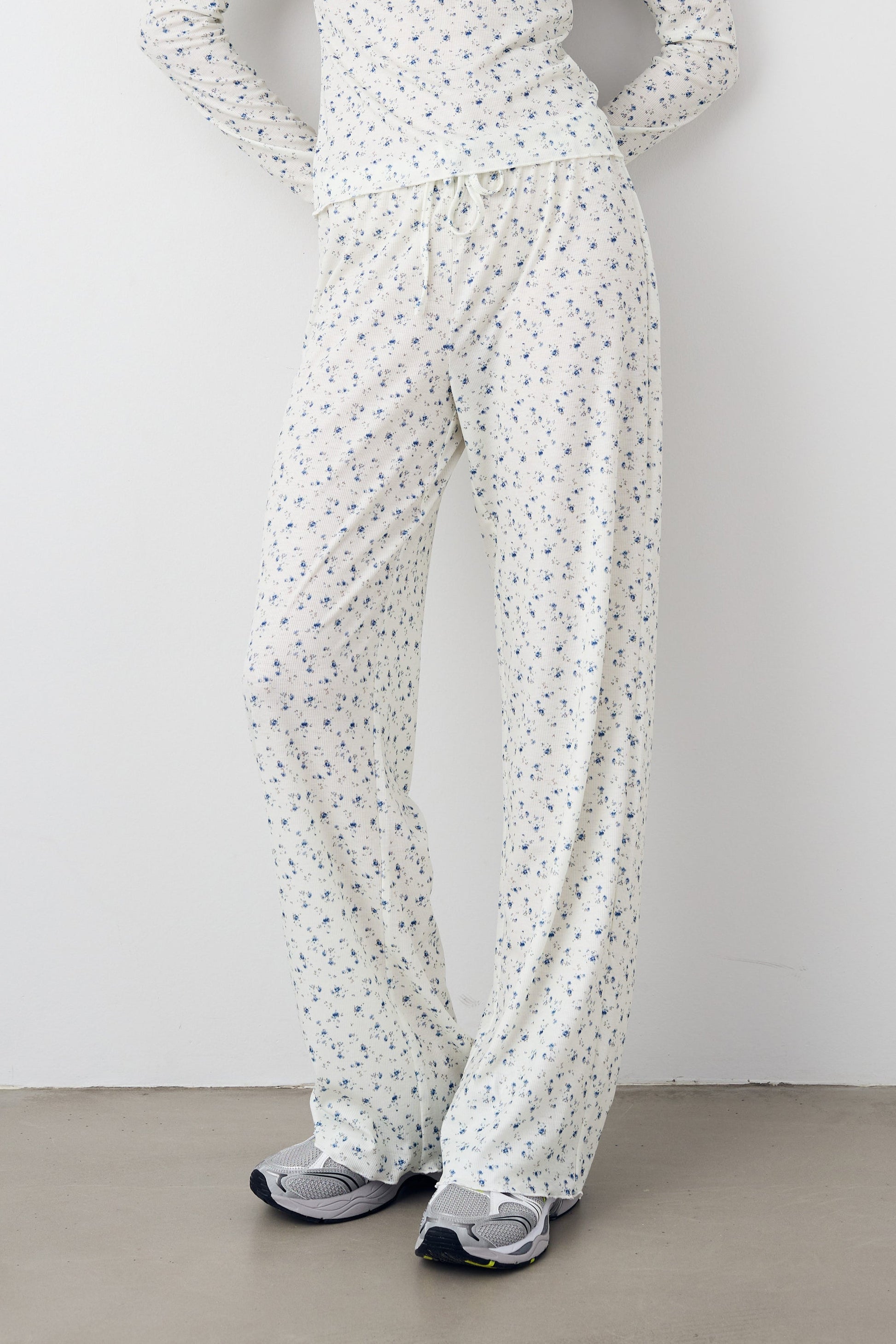 Noellas Kyrena Pants Blue White Flower Print. Køb Bukser hos www.noellafashion.dk