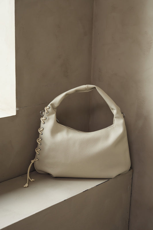 Noellas Peony Hobo String Bag Ivory. Køb Tasker hos www.noellafashion.dk