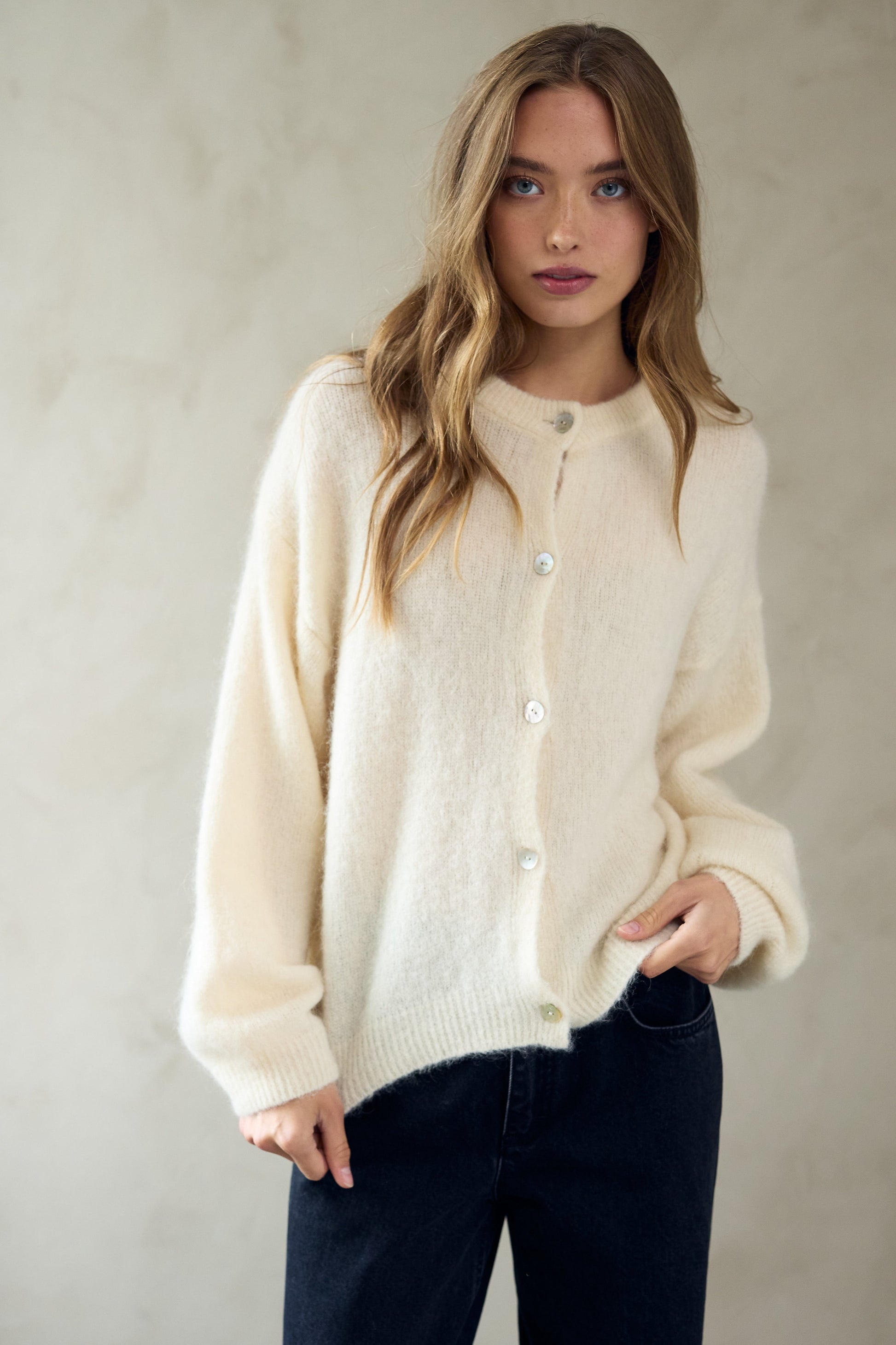 Noellas Kae Knit Cardigan Oyster. Køb Cardigans hos www.noellafashion.dk