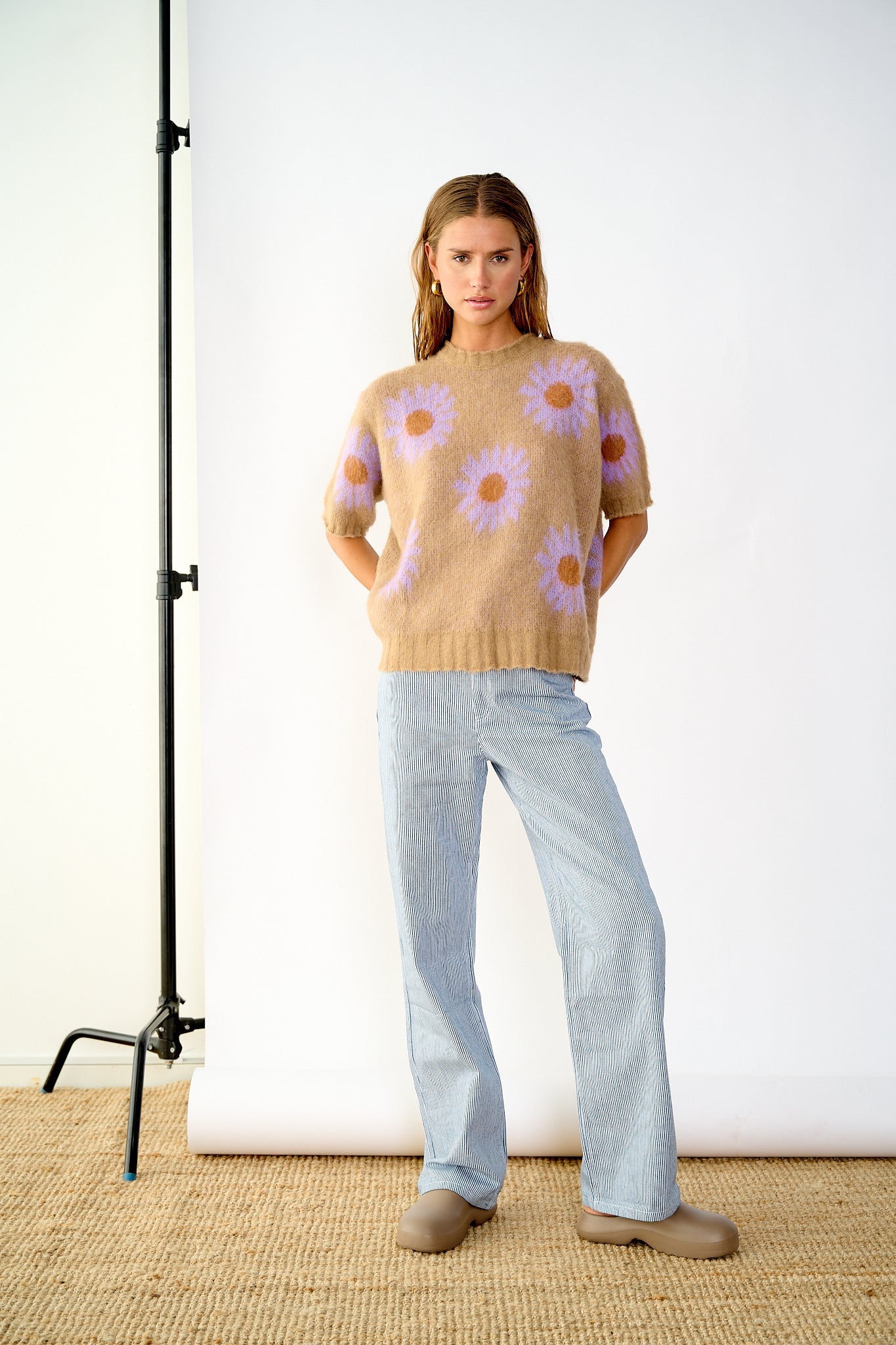 Noellas Raya Knit Sweater Sand/Lavender Flower. Køb Striktrøjer hos www.noellafashion.dk