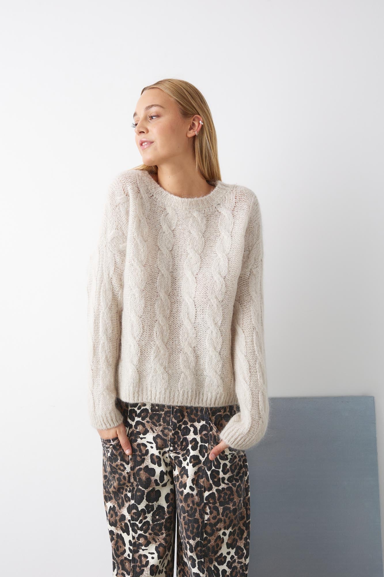 Noellas Jazlyn Knit Oatmeal. Køb Striktrøjer hos www.noellafashion.dk