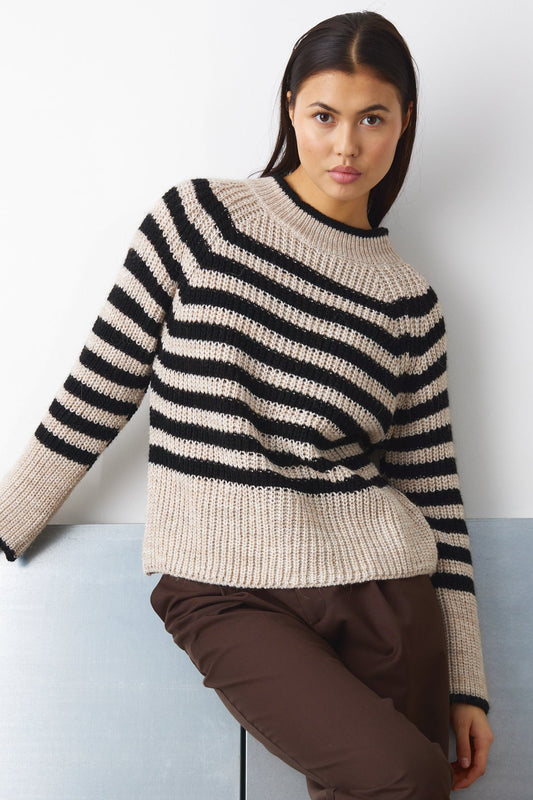 Noellas Juliette Knit Black/Sugar Stripe. Køb Striktrøjer hos www.noellafashion.dk