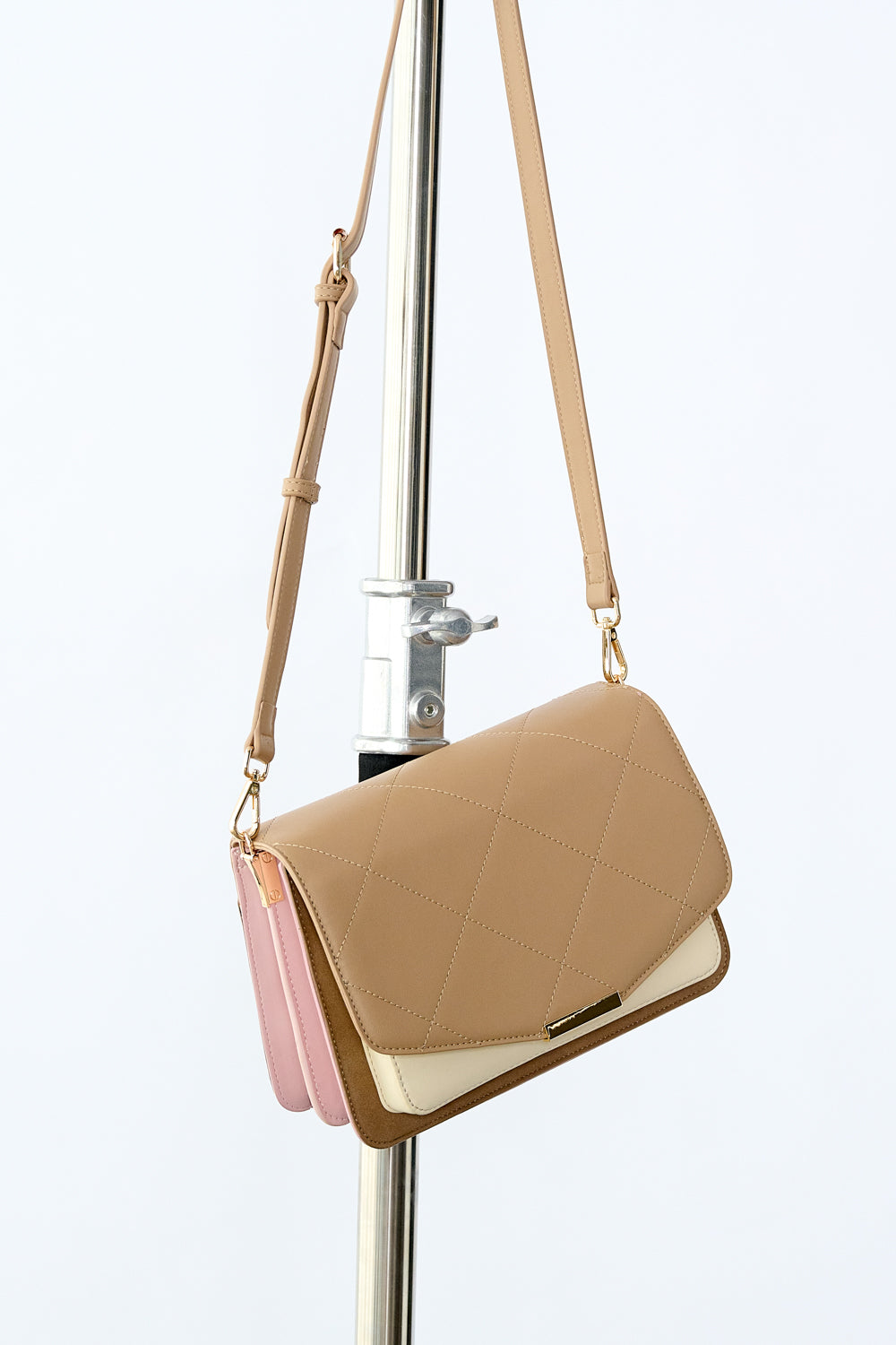 Noellas Blanca Multi Compartment Bag Taupe/Offwhite/Rose Mix. Køb Tasker hos www.noellafashion.dk