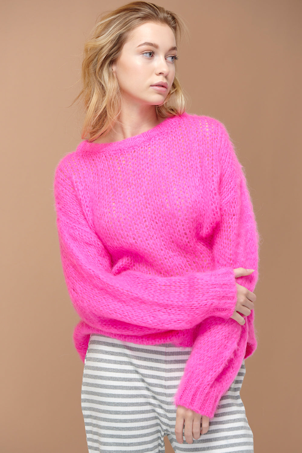 Noellas Delta Knit Sweater Bright Pink. Køb Striktrøjer hos www.noellafashion.dk