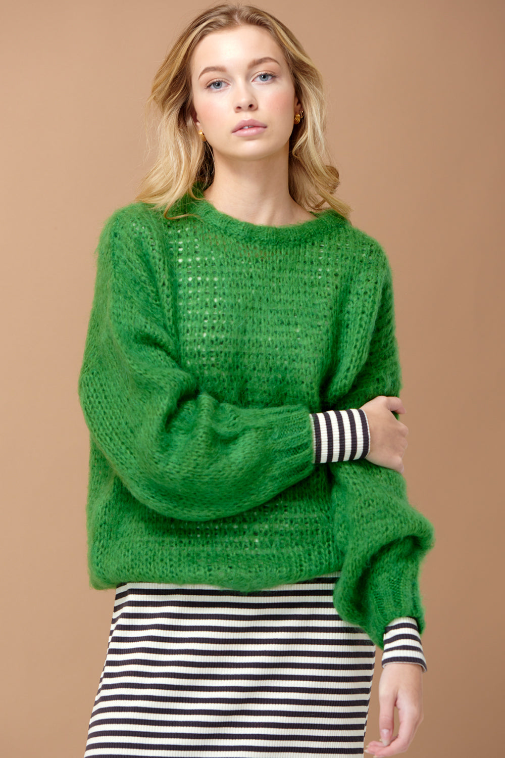 Noellas Delta Knit Sweater Grass Green. Køb Striktrøjer hos www.noellafashion.dk