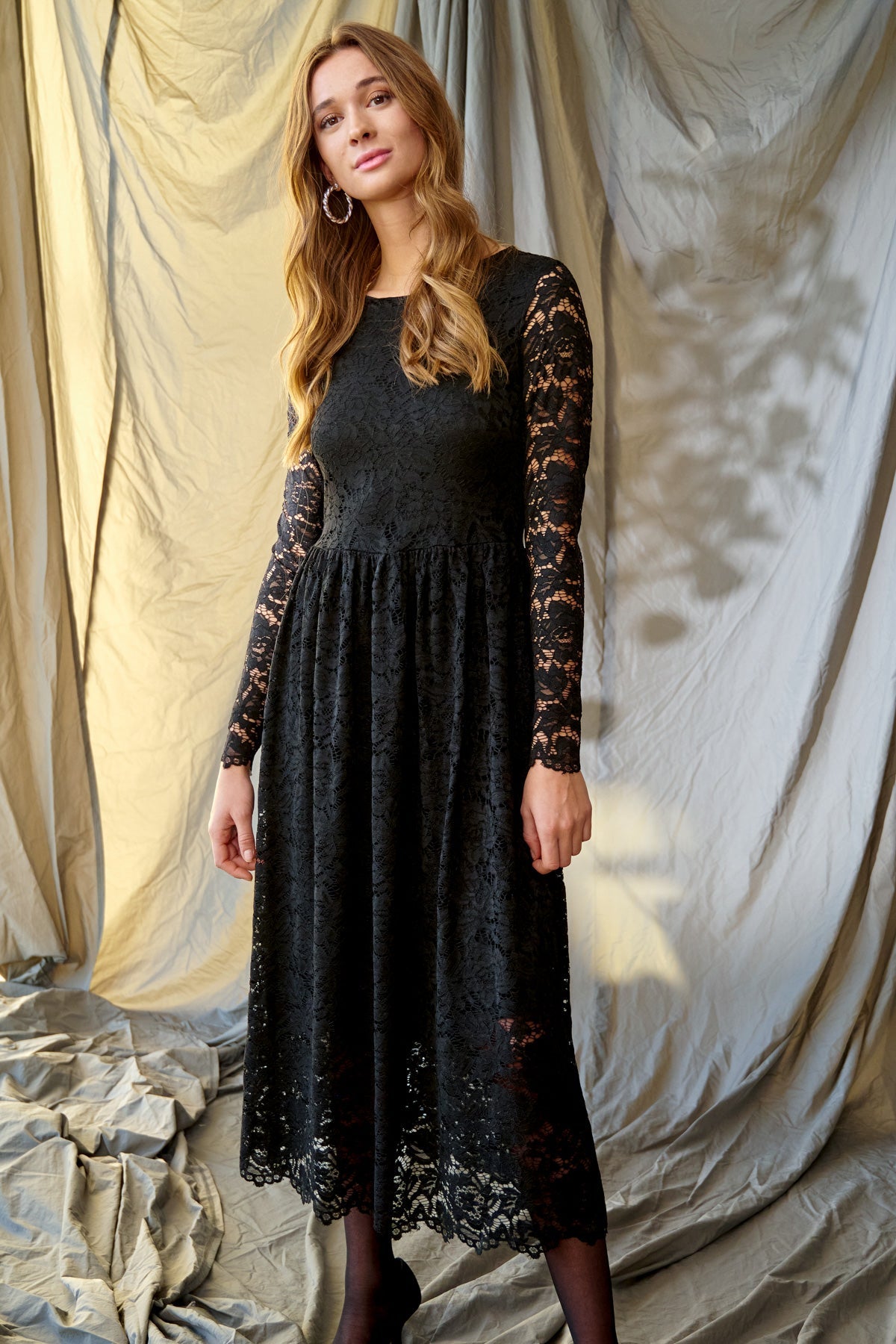 Noellas Lola Lace Dress Black. Køb Kjoler hos www.noellafashion.dk