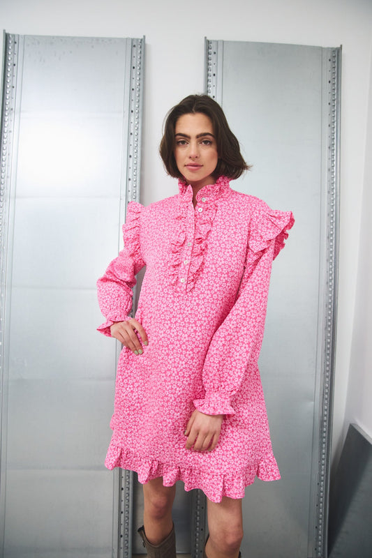 Noellas Reno Ruby Ruffle Dress Bright Pink. Køb Kjoler hos www.noellafashion.dk