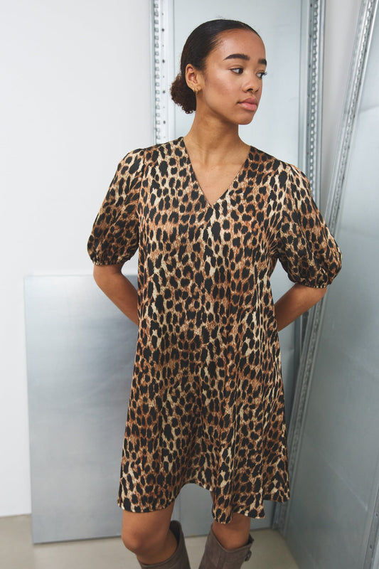 Noellas Krissa Dress Tamera Print. Køb Kjoler hos www.noellafashion.dk