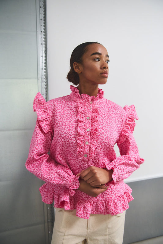 Noellas Reno Ruby Ruffle Blouse Bright Pink. Køb Skjorter hos www.noellafashion.dk
