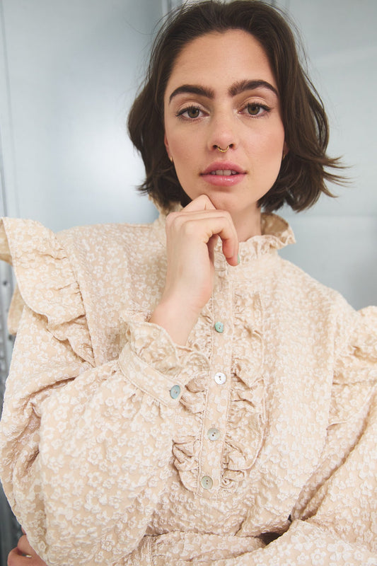 Noellas Reno Ruby Ruffle Blouse Oyster. Køb Skjorter hos www.noellafashion.dk