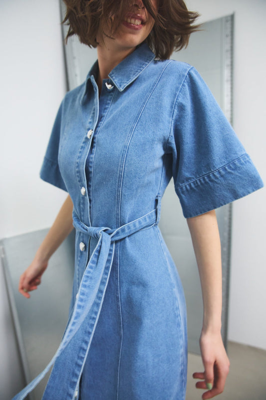 Noellas Keisley Dress Light Blue Wash. Køb Kjoler hos www.noellafashion.dk