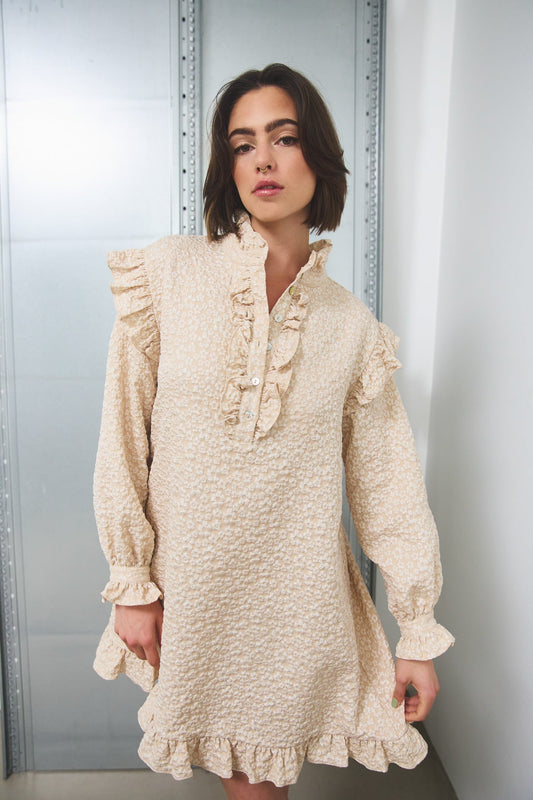 Noellas Reno Ruby Ruffle Dress Oyster. Køb Kjoler hos www.noellafashion.dk