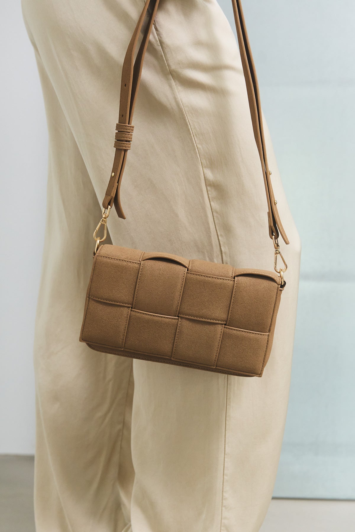 Noellas Judy Bag Warm Taupe. Køb Tasker hos www.noellafashion.dk