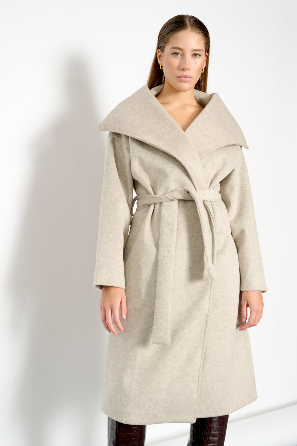 Noellas Nina Drape Coat Light Beige. Køb Jakker hos www.noellafashion.dk