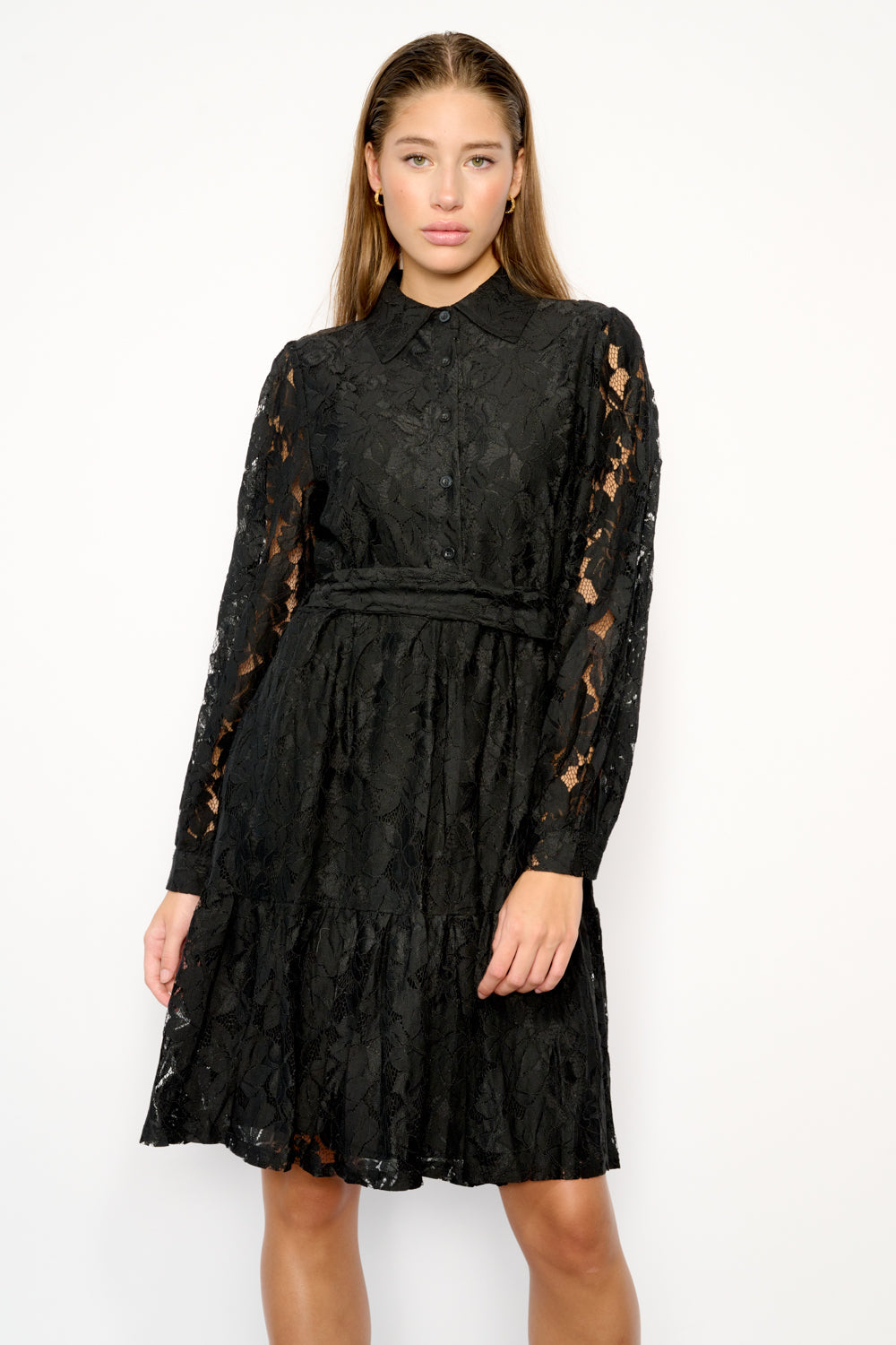 Noellas Pixi Shirt Dress Lace Black. Køb Kjoler hos www.noellafashion.dk