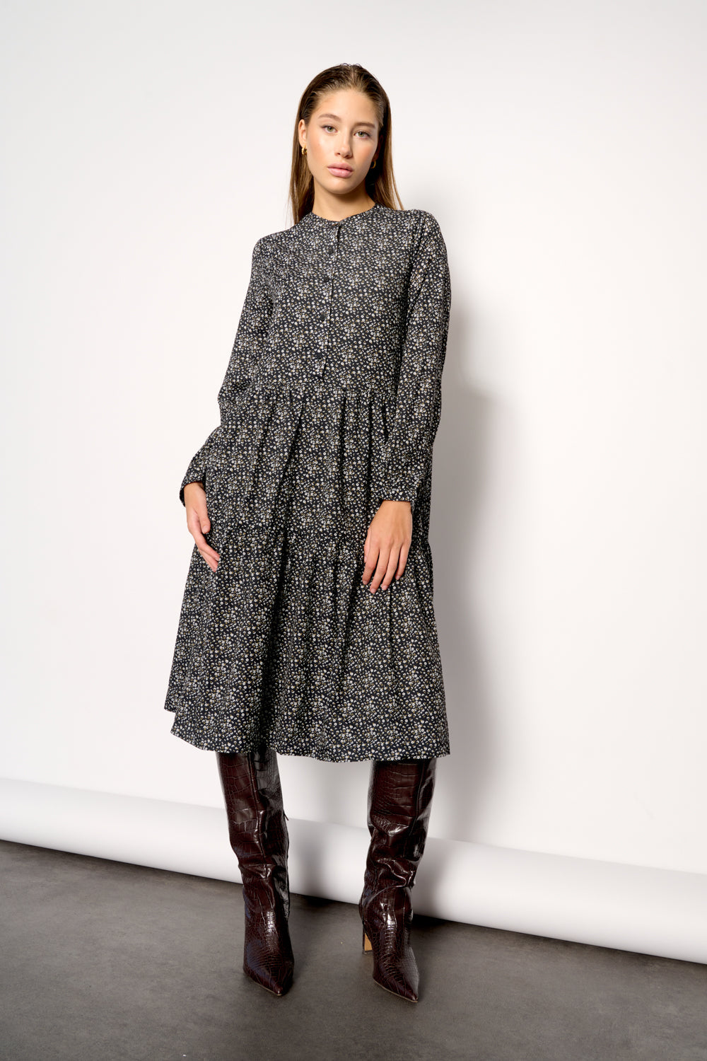 Noellas Porter Lipe Dress Black/Camel Flower. Køb Kjoler hos www.noellafashion.dk