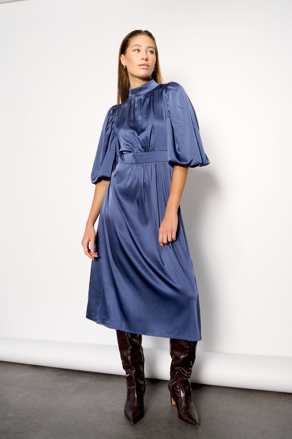 Noellas Paris Long Dress Navy. Køb Kjoler hos www.noellafashion.dk