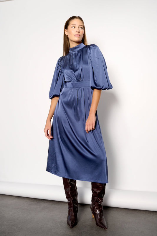 Noellas Paris Long Dress Navy. Køb Kjoler hos www.noellafashion.dk