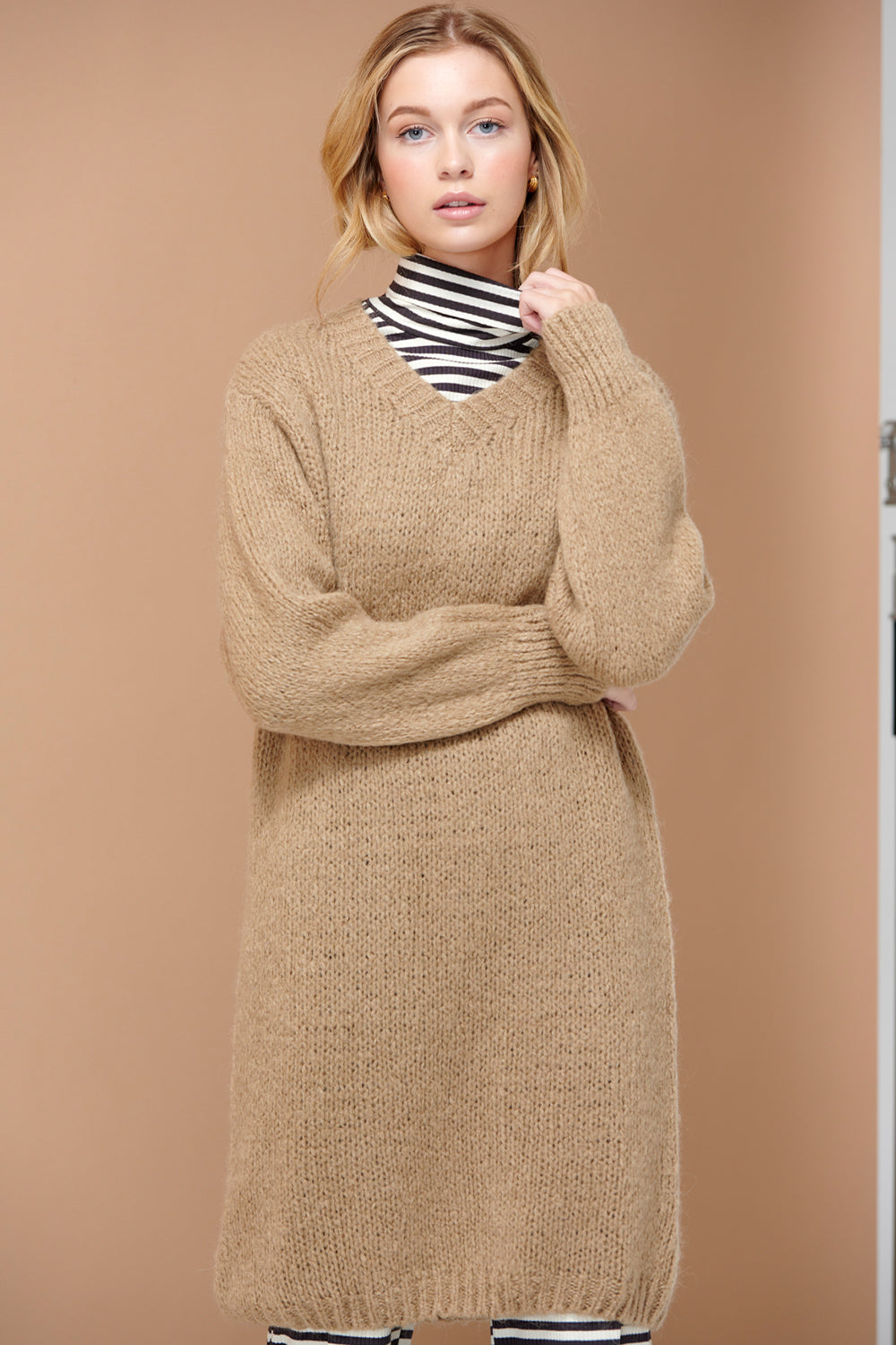 Noellas Fora V Dress Nature Brown. Køb Kjoler hos www.noellafashion.dk