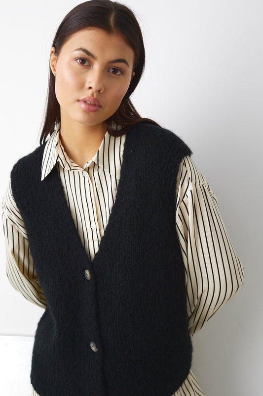 Noellas Jacey Knit Vest Black. Køb Veste hos www.noellafashion.dk