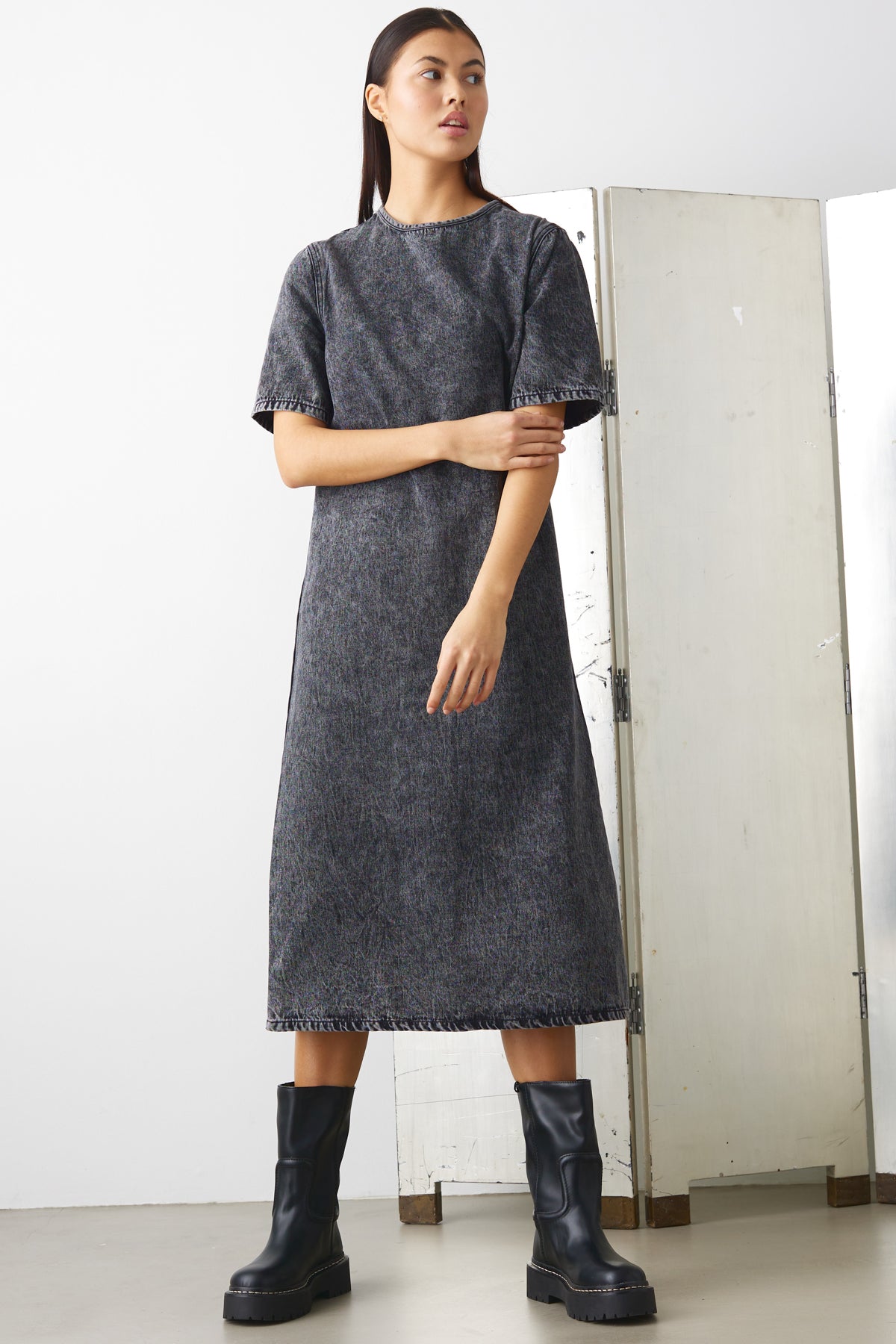 Noellas Jannah Dress Grey 90s Wash. Køb Kjoler hos www.noellafashion.dk