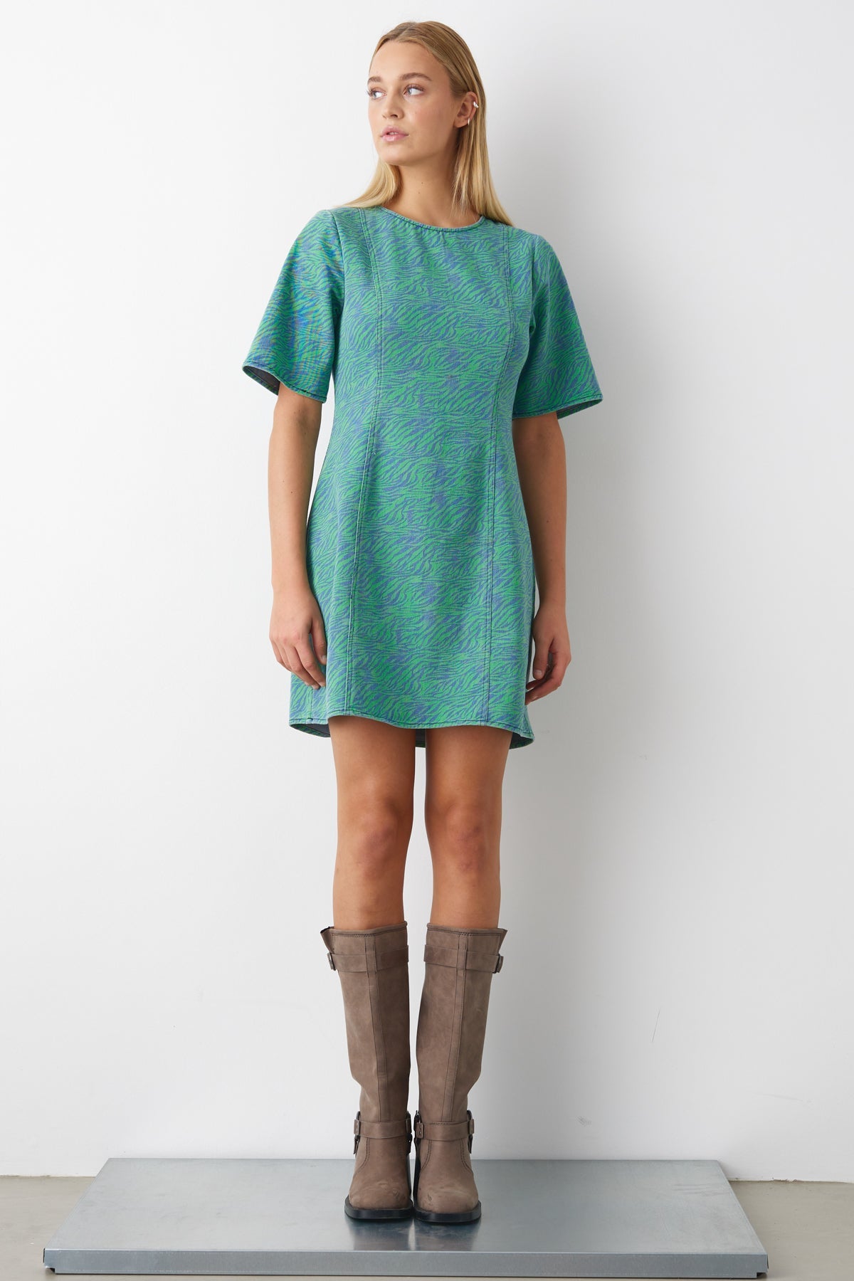 Noellas Jordynn Dress Tamari Green Print. Køb Kjoler hos www.noellafashion.dk